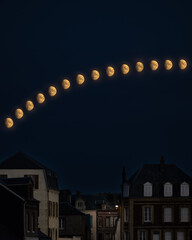 la lune sur Etretat