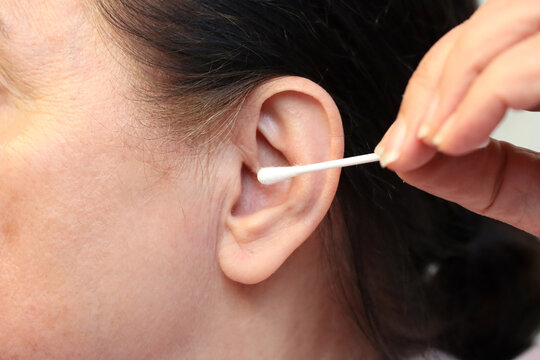 Ohrenpflege mit einem Wattestäbchen