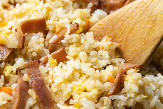 炒飯(チャーハン)をフライパンで作る調理シーン。
