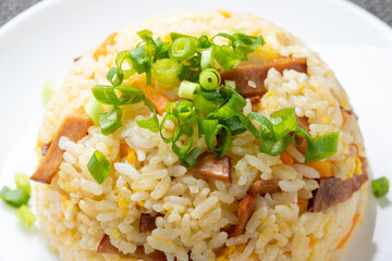 炒飯(チャーハン)、青ねぎ有り。丸く盛り付けたもの。
