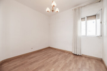 Fototapeta na wymiar An empty room with light wooden floors and a three-tulip lamp on the ceiling.