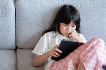 kid watching tablet, child addicted cartoon