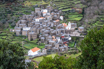 Obraz premium The historical village of Piódão is reminiscent of a crib because of the harmonious way in which its houses are arranged in the form of an amphitheatre