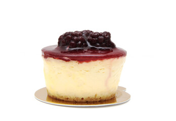 Pastel individual de queso y zarzamora. 