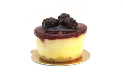 Pastel individual de queso y zarzamora. 