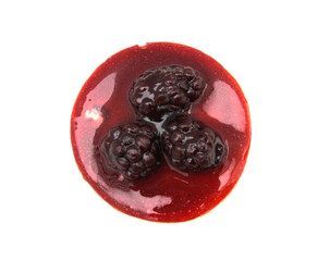 Pastel individual de queso y zarzamora. Vista desde arriba.