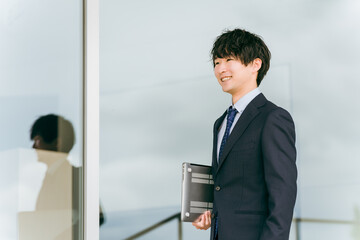 若いスーツ姿のビジネスマン・新入社員・転職・就職活動
