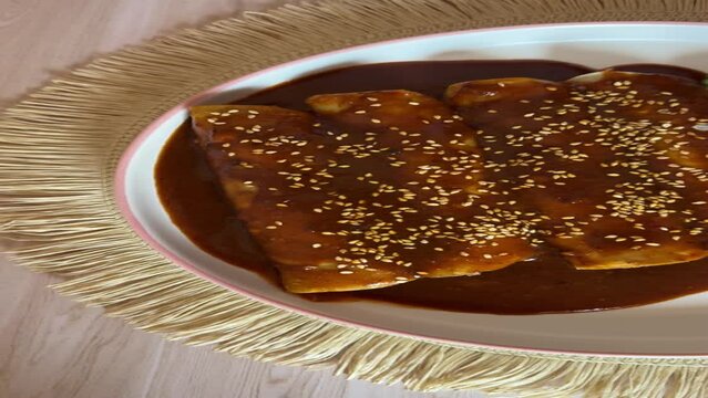 enmoladas o enchiladas con mole dulce ba&ntilde;ado de ajonjoli