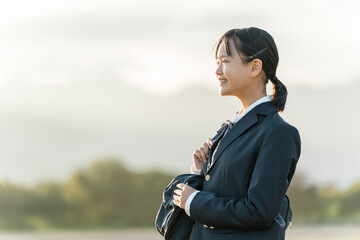 青空の見える公園にいる中学生・高校生の女の子・女子高生

