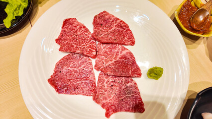 皿にのせられた牛肉