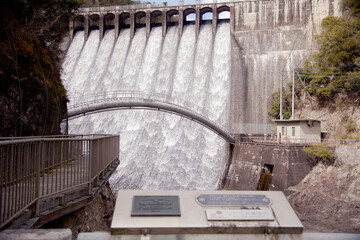  兵庫県神戸市北区・千苅ダムの放水風景
