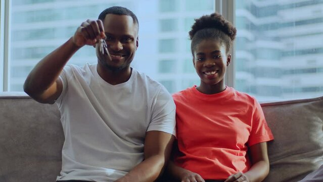 The lucky ones sit on the sofa and man throws in the keys to the apartment they won. They brag about buying an apartment and throw in the keys. Renting an apartment has never been so easy, the keys.