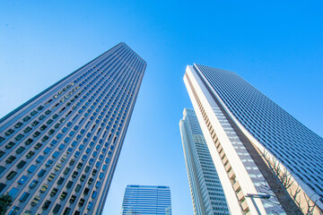 下から見上げる、東京新新宿のビル街と青空