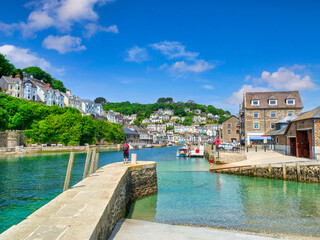 Looe, Cornwall, UK - Jetty on the River Looe, and the town, on a beautiful spring day. - obrazy, fototapety, plakaty