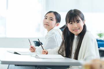 笑顔で勉強する女の子　girl studying with a smile	