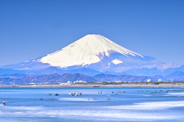 快晴と雪景色の富士山