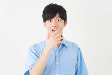 驚く若い男性　白背景