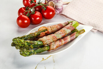 Grilled asparagus with bacon