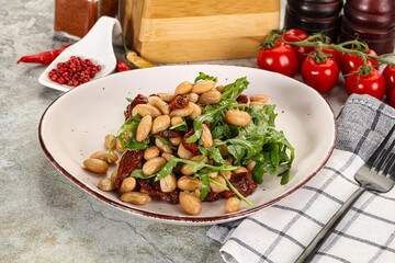 White canned beans with arugula and dry tomatoes