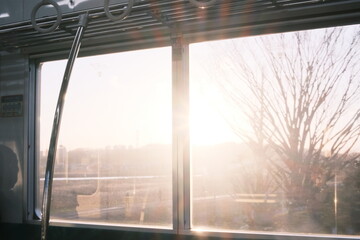 電車の車窓からの夕日