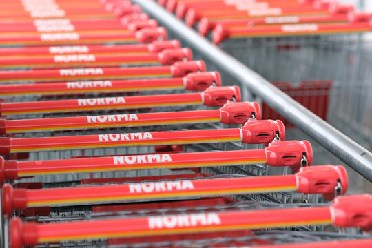 Einkaufswagen vor einer Norma Filiale