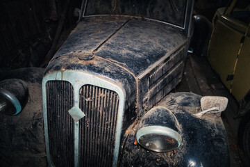 Old Car - Verlassener Ort - Beatiful Decay - Verlassener Ort - Urbex / Urbexing - Lost Place -...