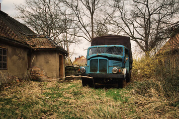 Old Abandoned Truck - Verlassener Ort - Beatiful Decay - Verlassener Ort - Urbex / Urbexing - Lost Place - Artwork - Creepy - High quality photo