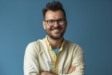 A man with glasses is smiling and wearing a yellow shirt - obrazy, fototapety, plakaty