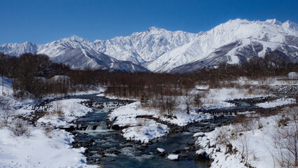 冬の白馬村　冠雪した北アルプス、五竜岳と松川