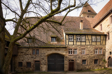 Fototapeta premium Ein mittelalterliches Gebäude mit Mauern aus Natursteinen in einer Klosteranlage