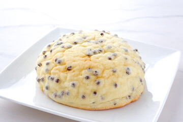チョコレートがたくさん入ったチョコチップメロンパン
