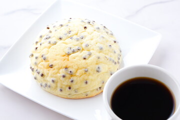 おいしそうなメロンパンと淹れたてのコーヒー
