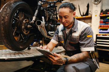 Smiling repairman detecting problem with application on tablet computer