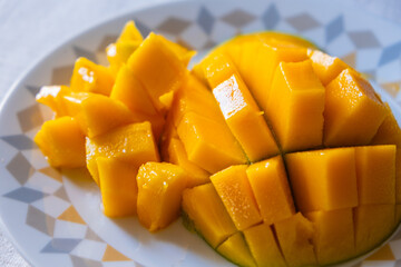 四角く切って食べるマンゴー