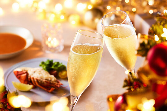 シャンパングラスで乾杯のシーン、パーティーとクリスマスイメージ