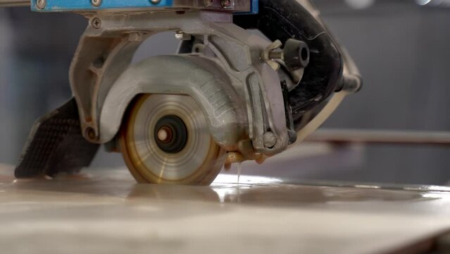Electric machine for cutting ceramic tiles with water. Tile cutting process