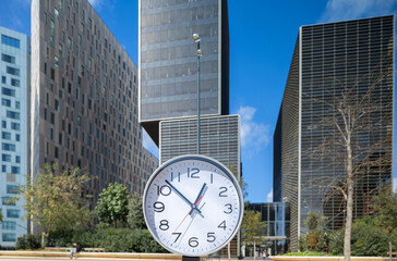 Fototapeta na wymiar clock with time passing during in city skyline