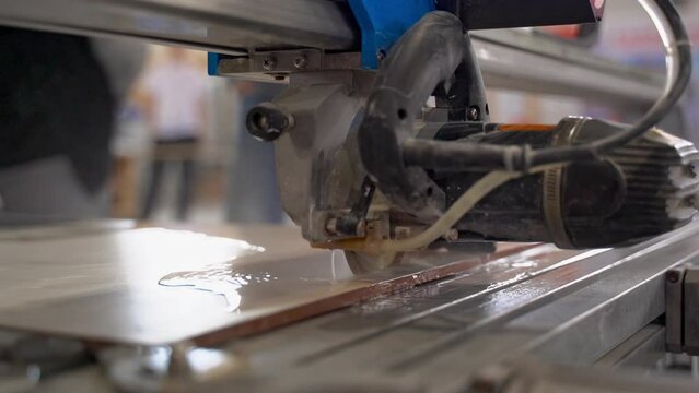 Electric machine for cutting ceramic tiles with water. The process of cutting porcelain stoneware. 4k