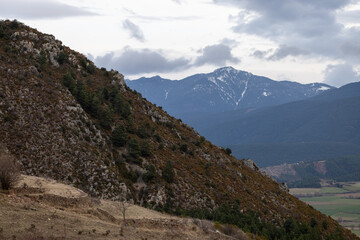 Contempla la grandeza de los Pirineos, donde majestuosas cumbres se elevan en armonía con...