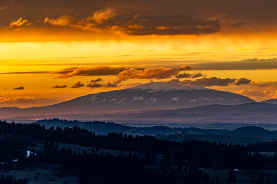 View of Babia G&oacute;ra at sunset from the viewpoint in Czarna G&oacute;ra