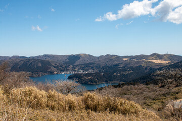 晴天の山と湖
