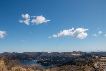 晴天の山と湖