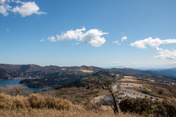 晴天の山と湖