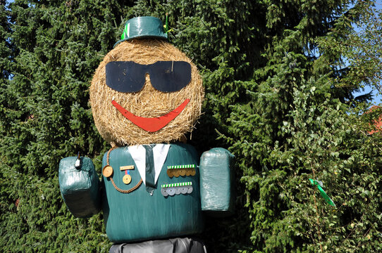 Dekoration zum Sch&uuml;tzenfest: Symbolisch eine Sch&uuml;tzenfigur aus Stroh in  Damme.