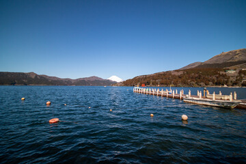晴天の芦ノ湖と富士山