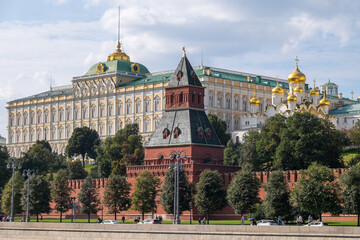 Edificios e iglesias del Kremlin desde una de las orillas del r&iacute;o Moskva en el centro hist&oacute;rico de la ciudad de Mosc&uacute;