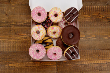 Ciambelle assortite e colorate 