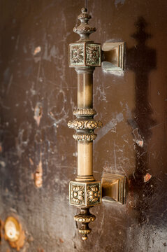 Vintage Elegance: Ornate Brass Door Handle