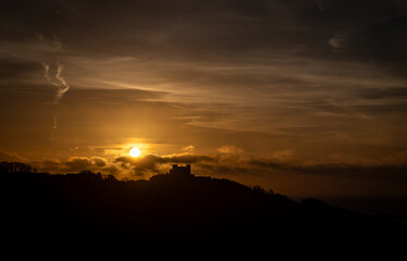 wschód słońca nad zamkiem Dover
