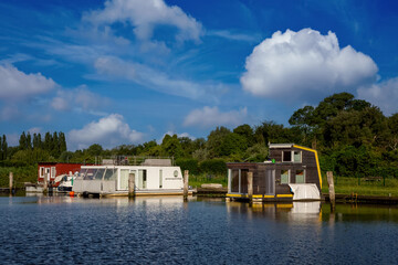 Hausboote auf dem Elbe-L&uuml;beck-Kanal